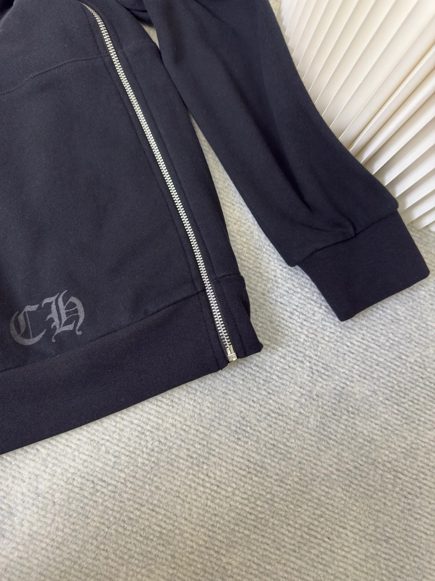 P480 Chrome Hearts letter-printed zipper jacket, custom-made plain suede cotton, delicate and smooth, comfortable and close to the skin, with deep black as the base, plain white lines with sharp cracks, the front cross flower totem is precisely embellished on the chest, and the gray CH pattern is hidden at the hem to control the visual focus. The scroll mantra is outlined on the back like an ancient seal, rugged and delicate coexist. The zippered hooded silhouette deconstructs the lazy drape of suede. Whispering the rock oracle that I am the rule. A rebellious ceremony about wearing and performing. Use glue printing. The printing has been revised three times using film screens. Use glue liquid paint to print the pattern on the fabric. Bake the fabric to fix the printed pattern. The fabrics have been washed and have a better hand feel. Not easy to deform. Not easy to shrink. Not easy to fade. Maintain long-term beauty. Fit: loose fit. Size: S M L XL